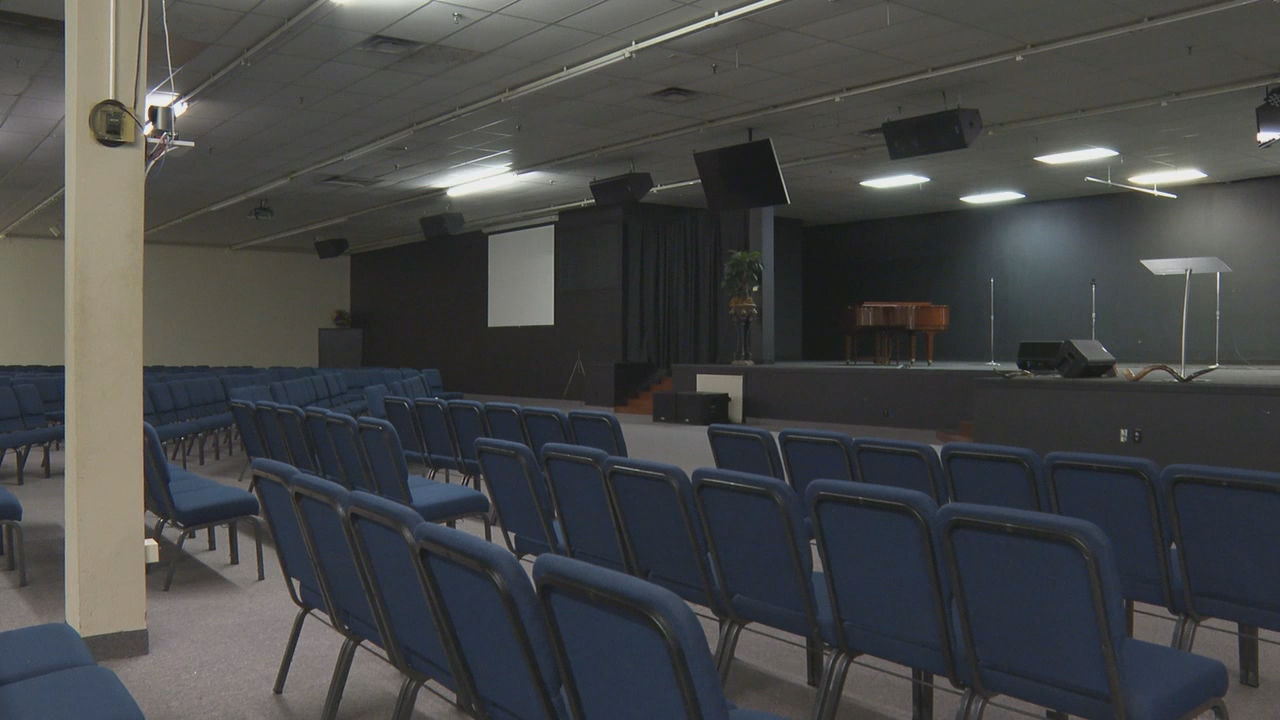 empty church pews